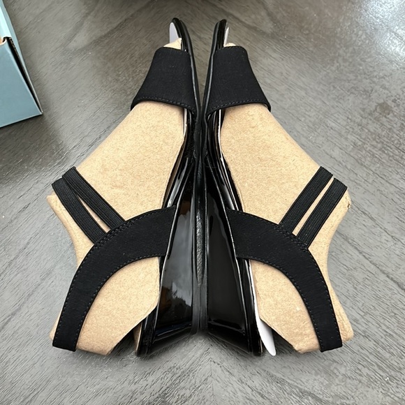 LifeStride Yolo Wedge Sandal - Picture 9 of 10